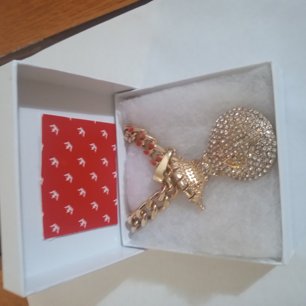 Elegant Gold Pendant Necklace